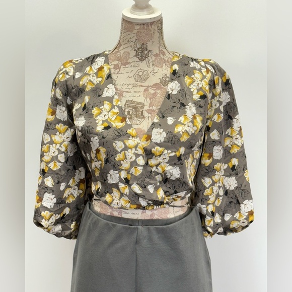 ASTR the LABEL Gray and yellow floral surplice puff sleeve crop top size XS - Picture 1 of 11